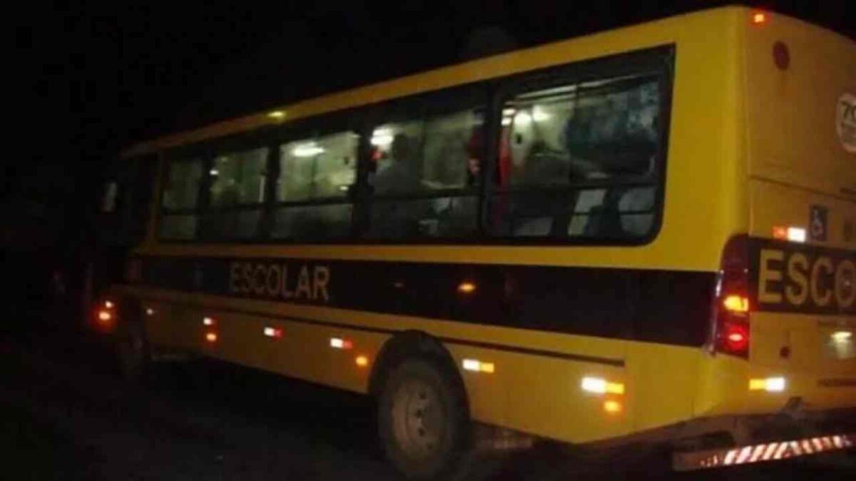 Alunos são flagrados dirigindo ônibus escolar de Tanhaçu na Bahia